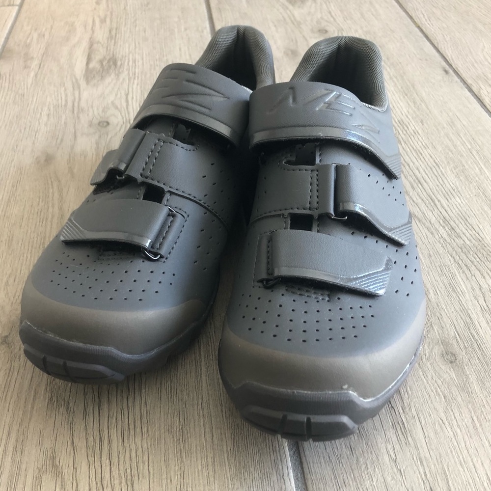 SHIMANO ME2 performance clip-in cycling shoes
